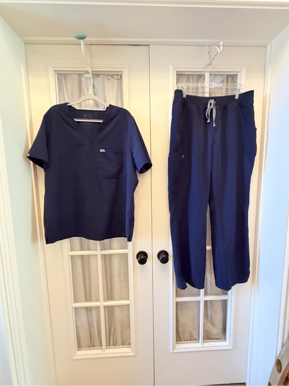 LARGE Navy Women’s Figs Scrub Set w/ TALL Yola Pants EUC